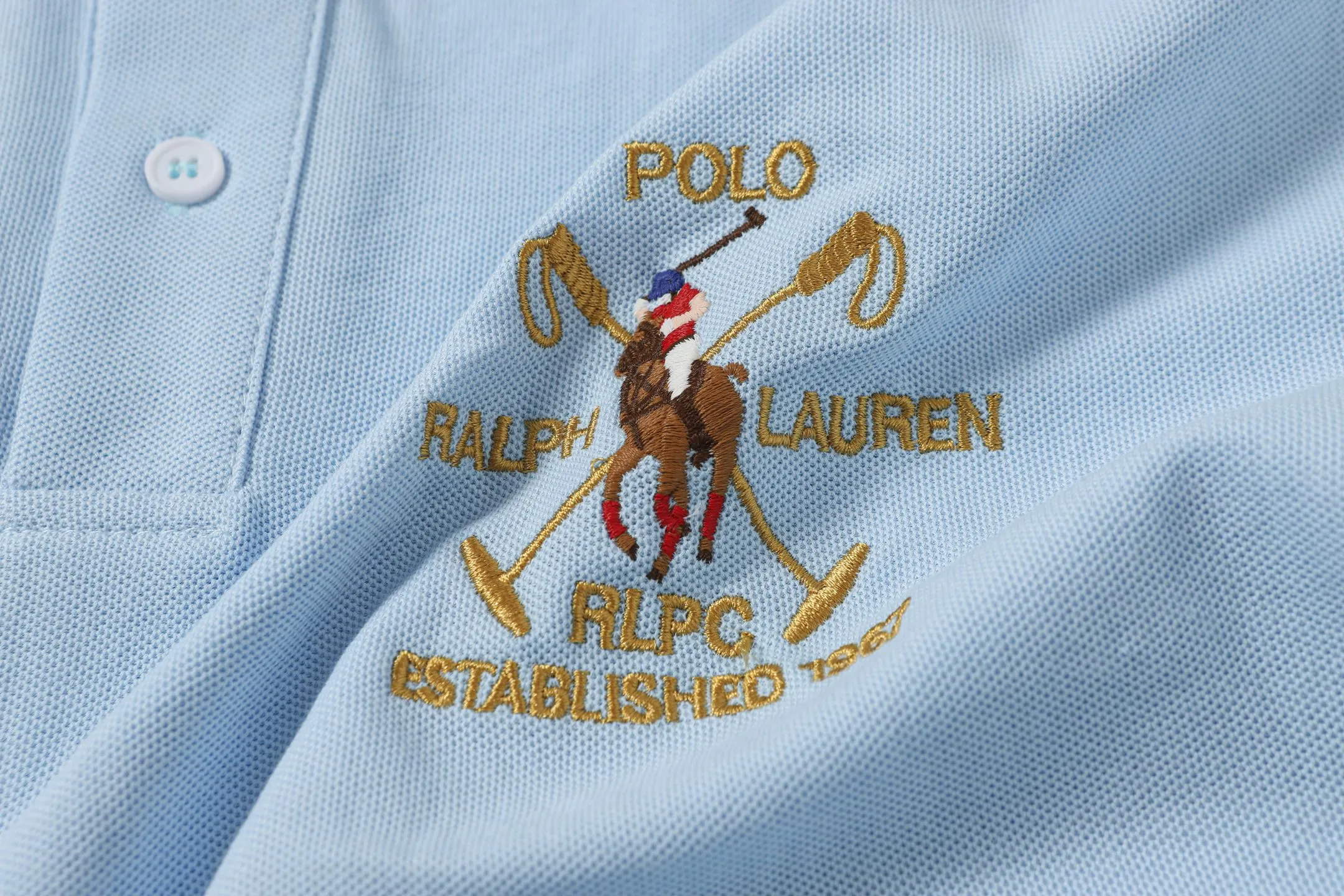 P156 Style number: A015 [Ralph Lauren classic letter logo embroidered Polo shirt] ✅250 grams of fine cotton pique fabric, custom-woven and dyed threads ✅Original stickers Scan the QR code to enter the official website ✅Large version, loose and stylish, can wear up to 210 pounds Color: black, white, navy, blue, sky blue, dark gray, floral gray Size: S-XL